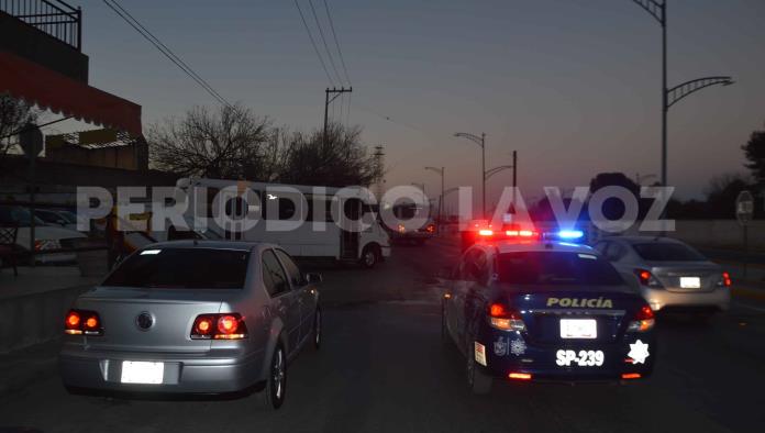 Choca camión a automóvil 