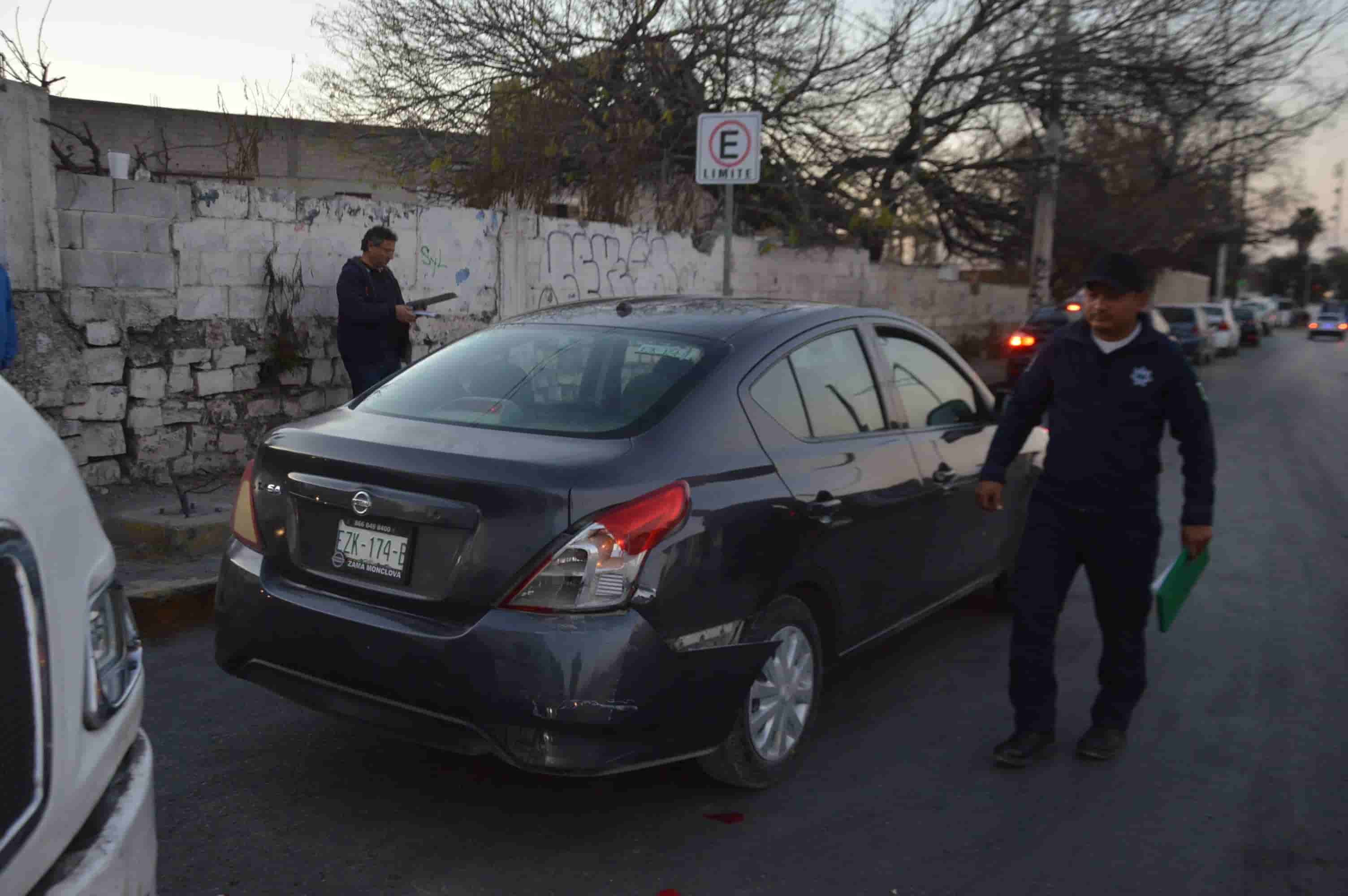 Choca camión a automóvil 