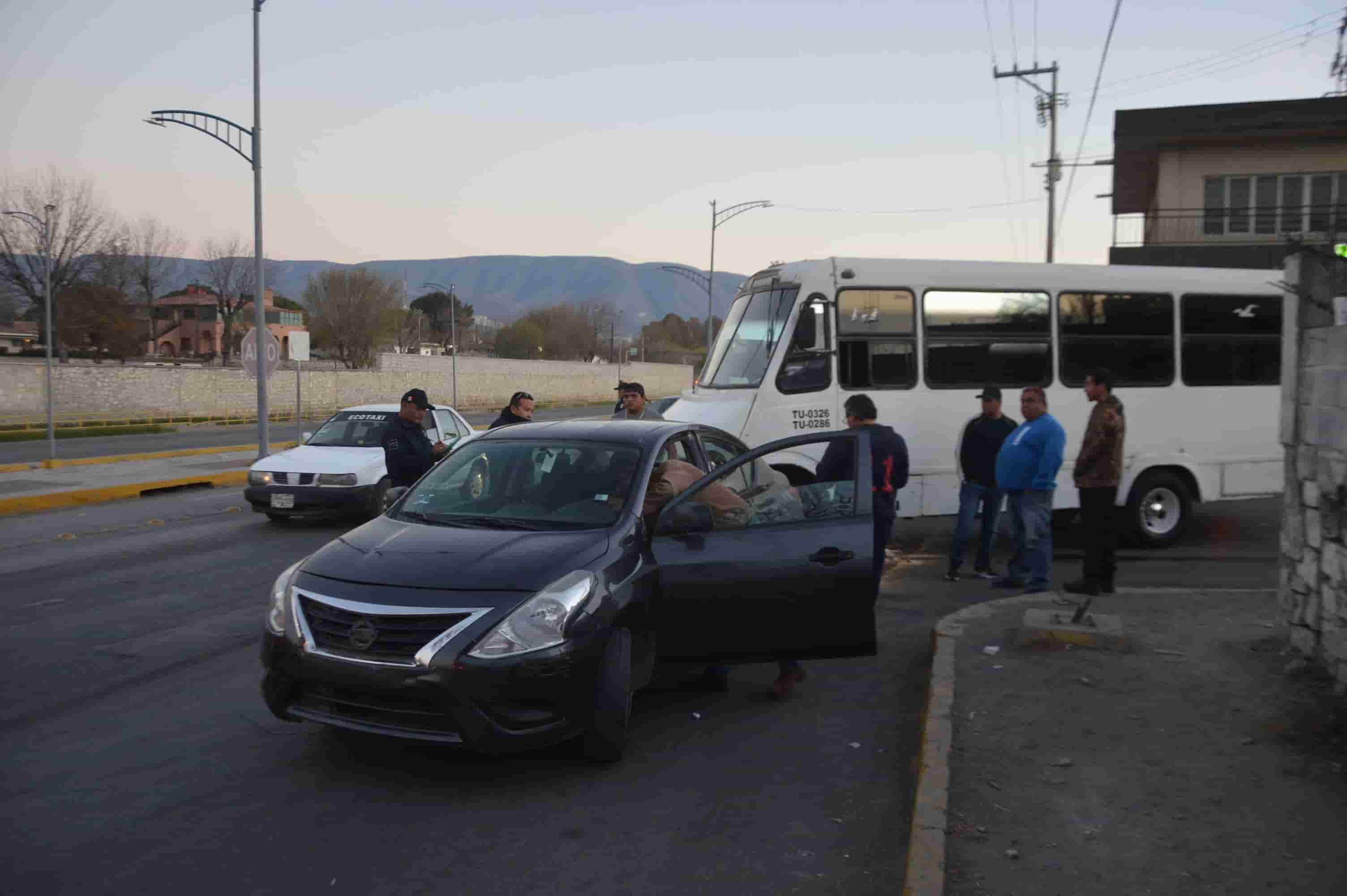 Choca camión a automóvil 