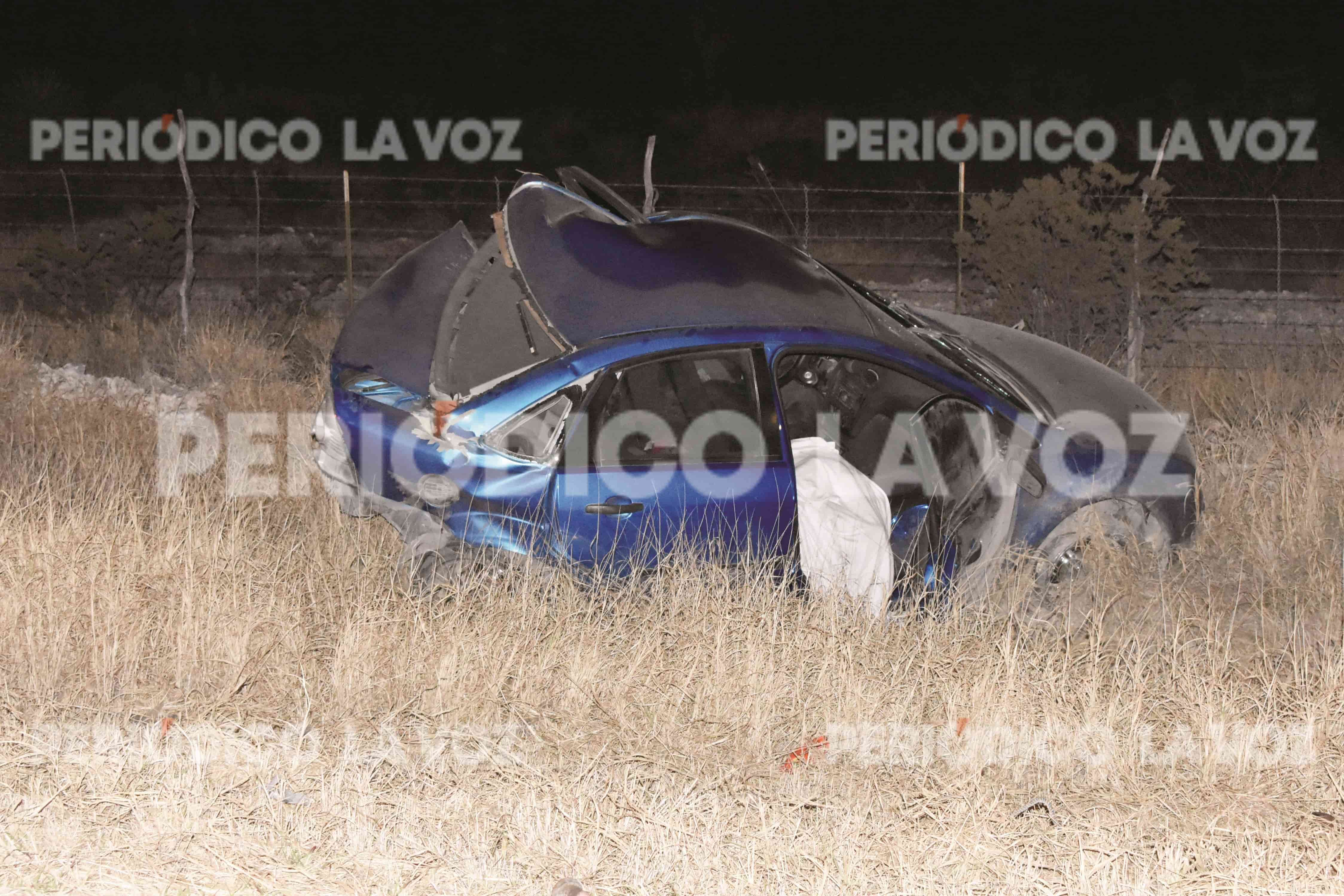 El automóvil quedó completamente destrozado.