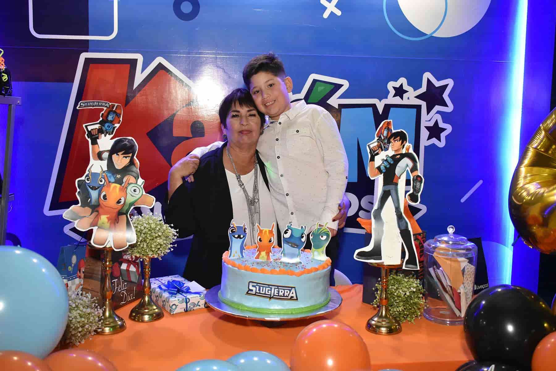 Festejan cumple de Fernando