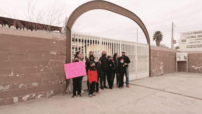 Protesta en escuela por falta de maestro
