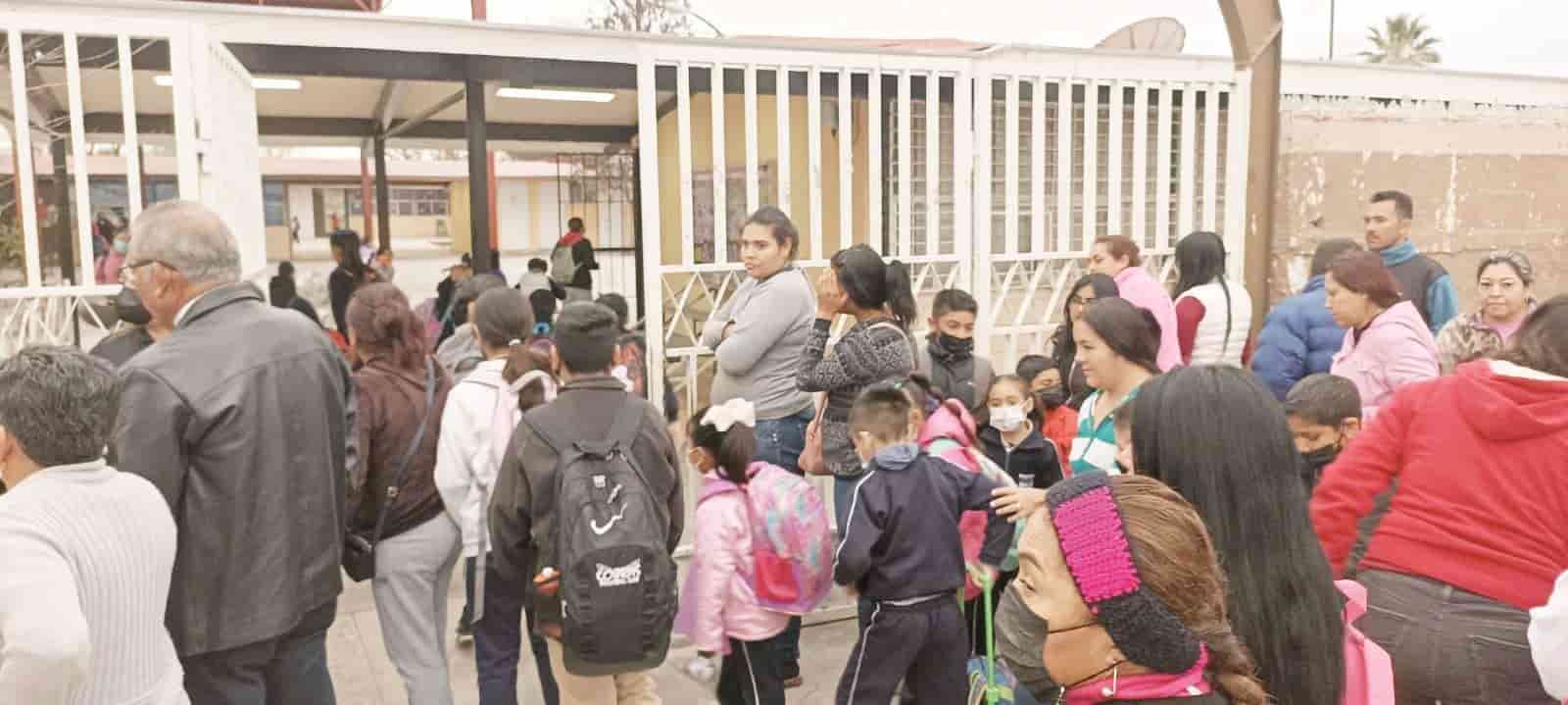 Protesta en escuela por falta de maestro