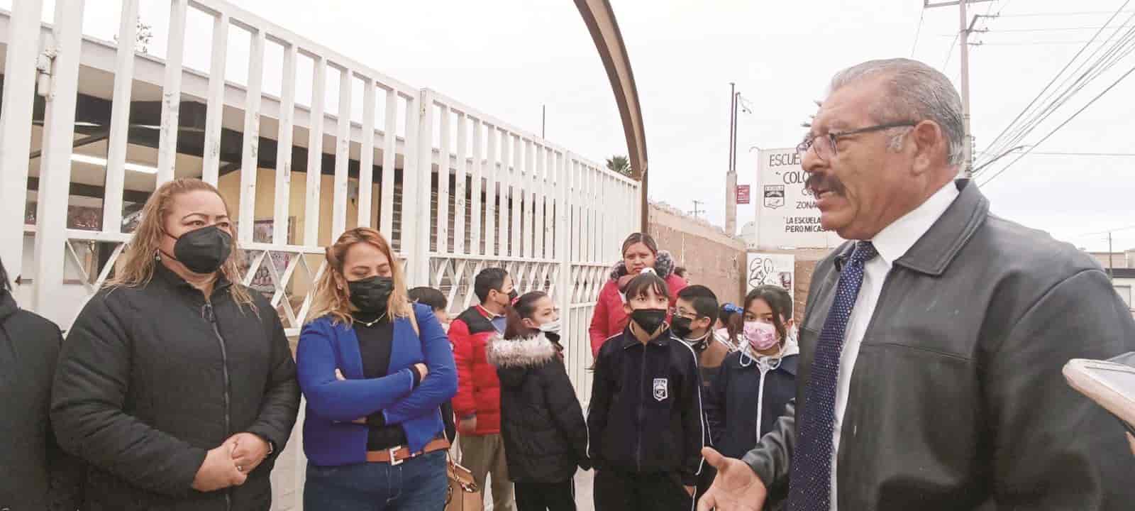 Protesta en escuela por falta de maestro