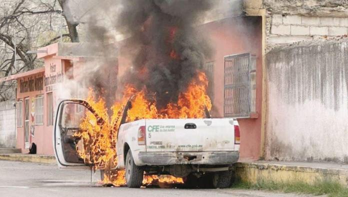Arde troca de CFE