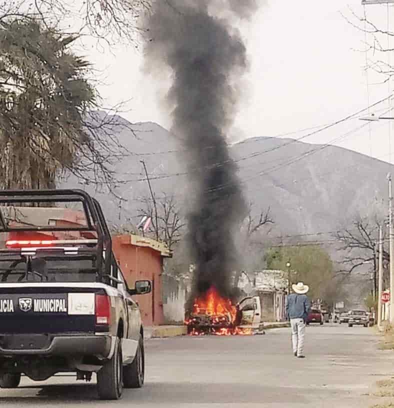 Arde troca de CFE