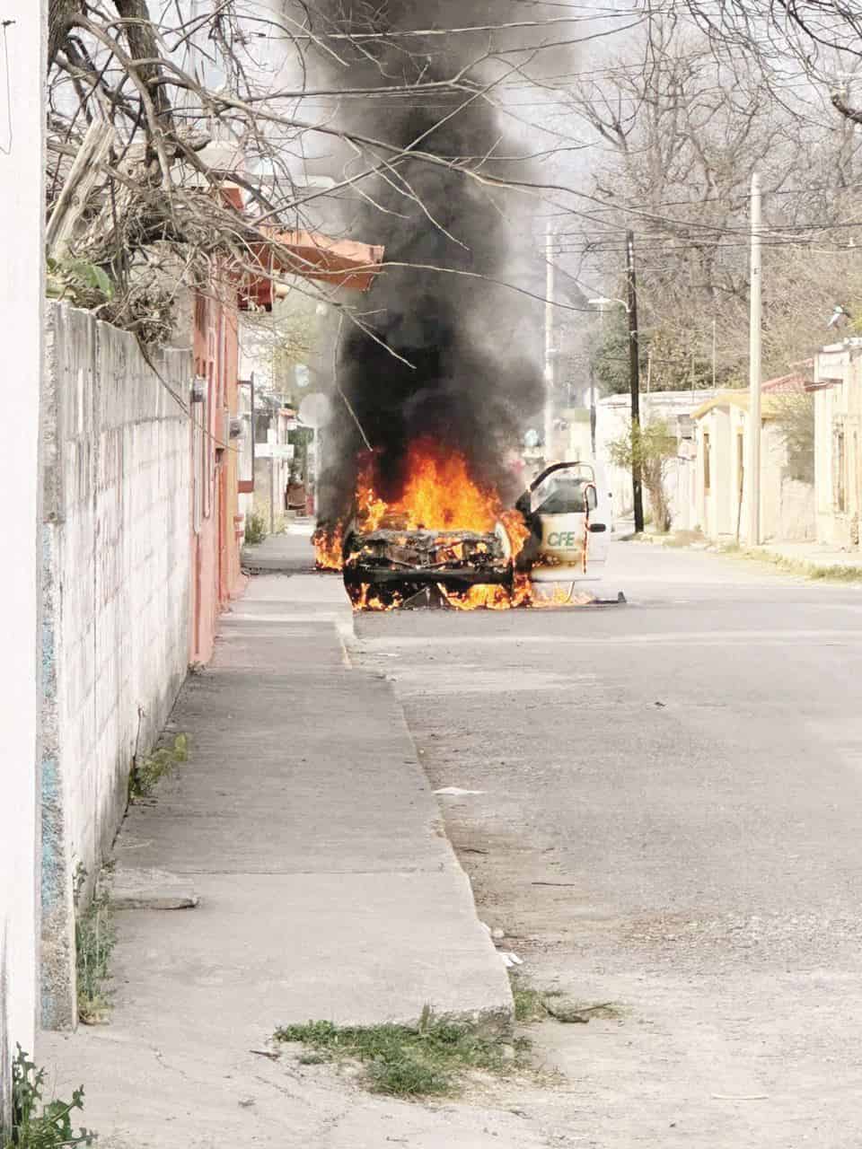 Arde troca de CFE