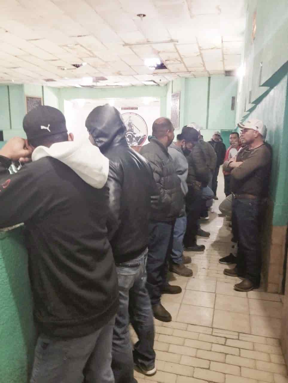 Buscan obreros alternativas de transporte
