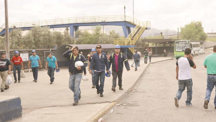 Buscan obreros alternativas de transporte