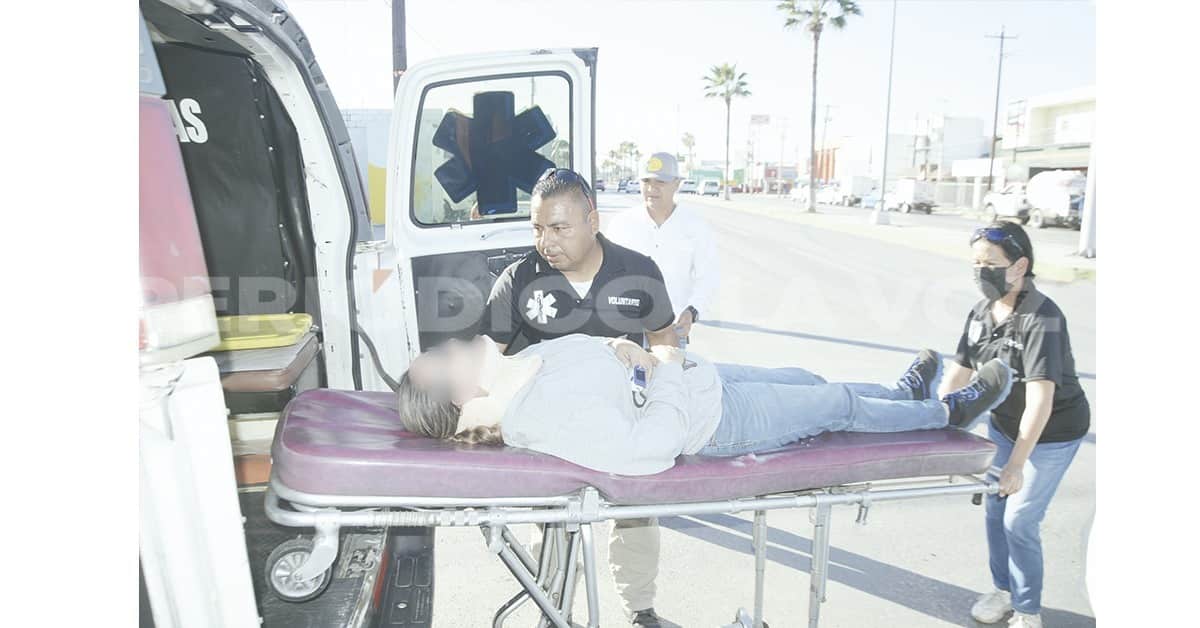 La conductora del Versa resultó lesionada al darse el impacto.