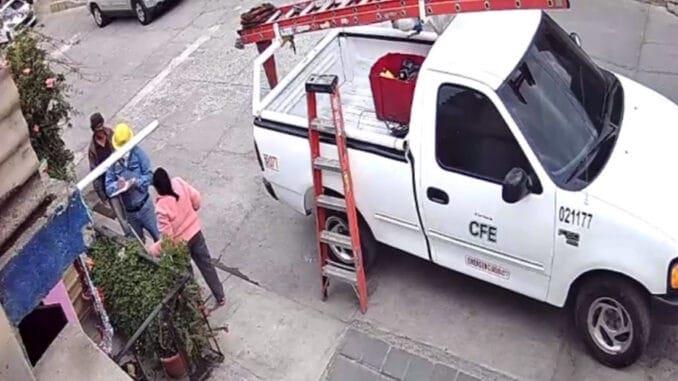 Pierde ancianita los ahorros para su funeral; la defraudan supuestos trabajadores de CFE