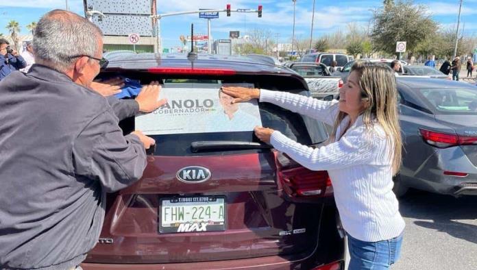Cierran precampaña con pega de calcas