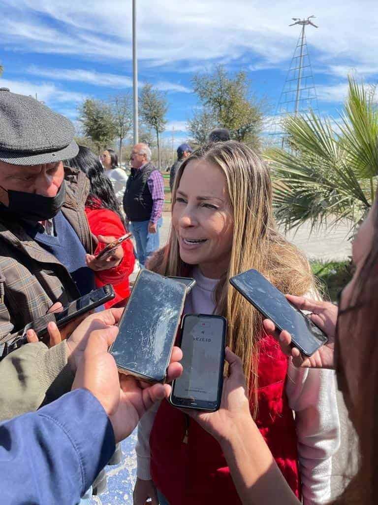 Cierran precampaña con pega de calcas