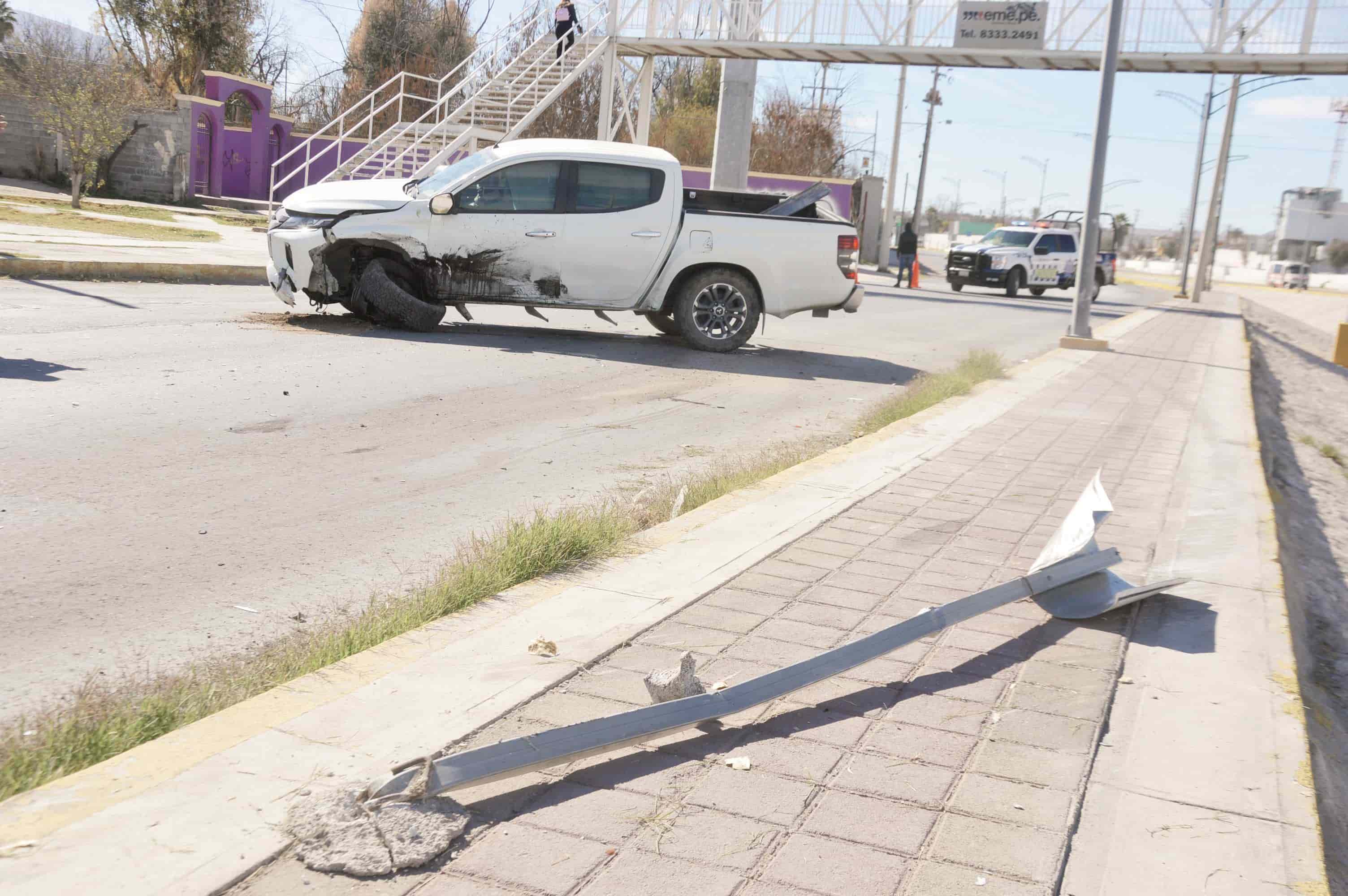 Derrapa y choca contra camioneta 
