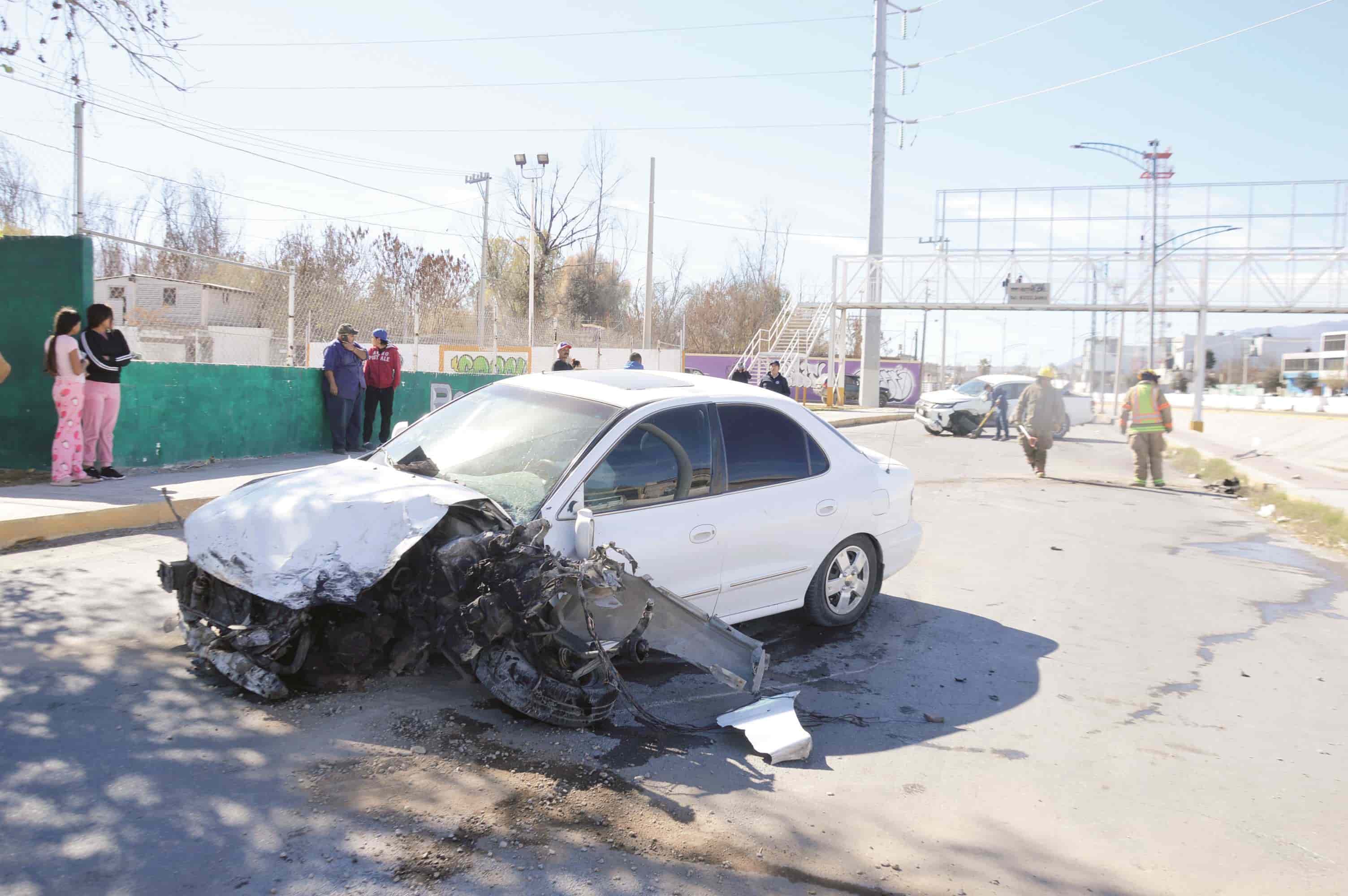 Derrapa y choca contra camioneta 