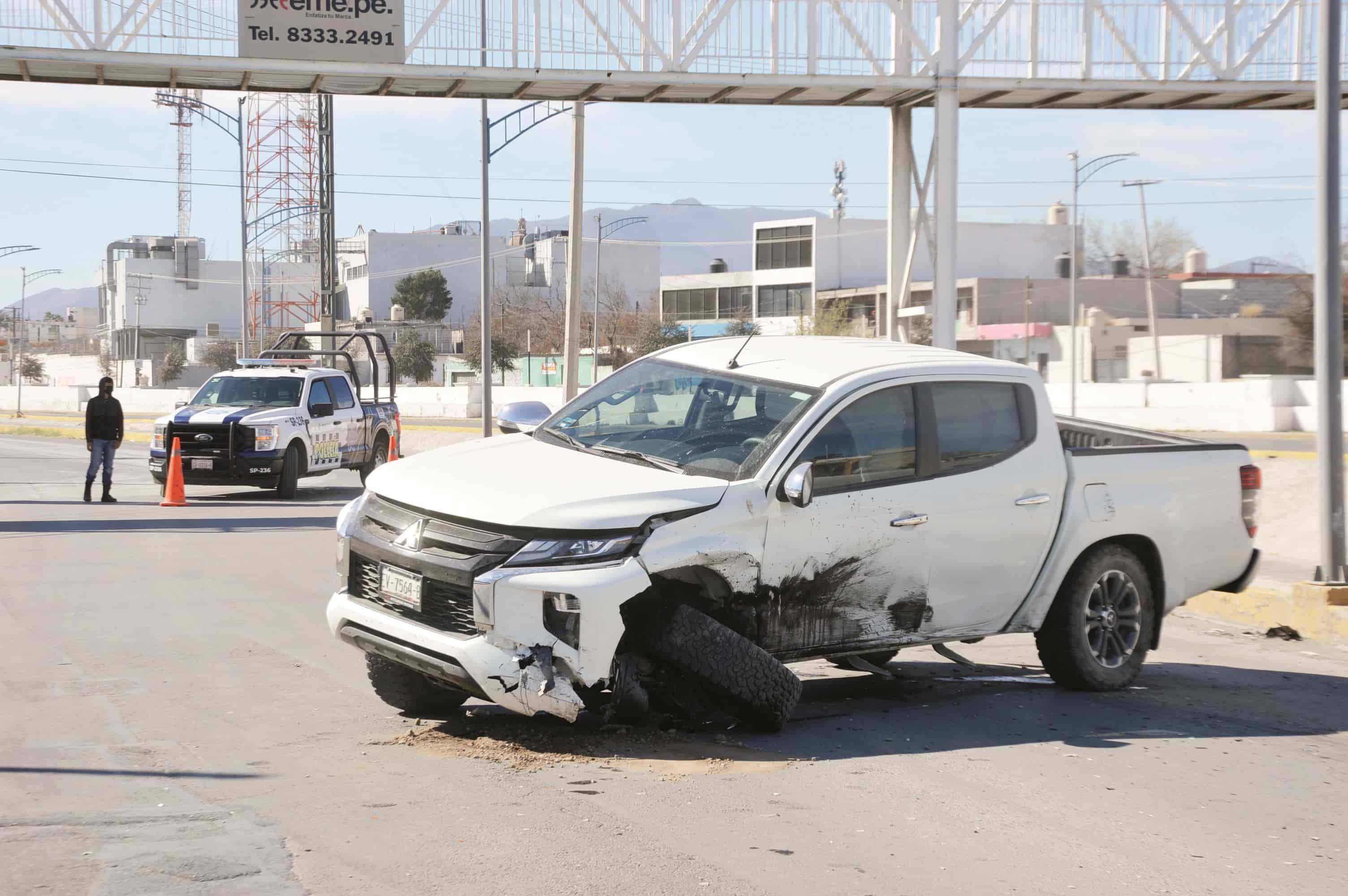 Derrapa y choca contra camioneta 