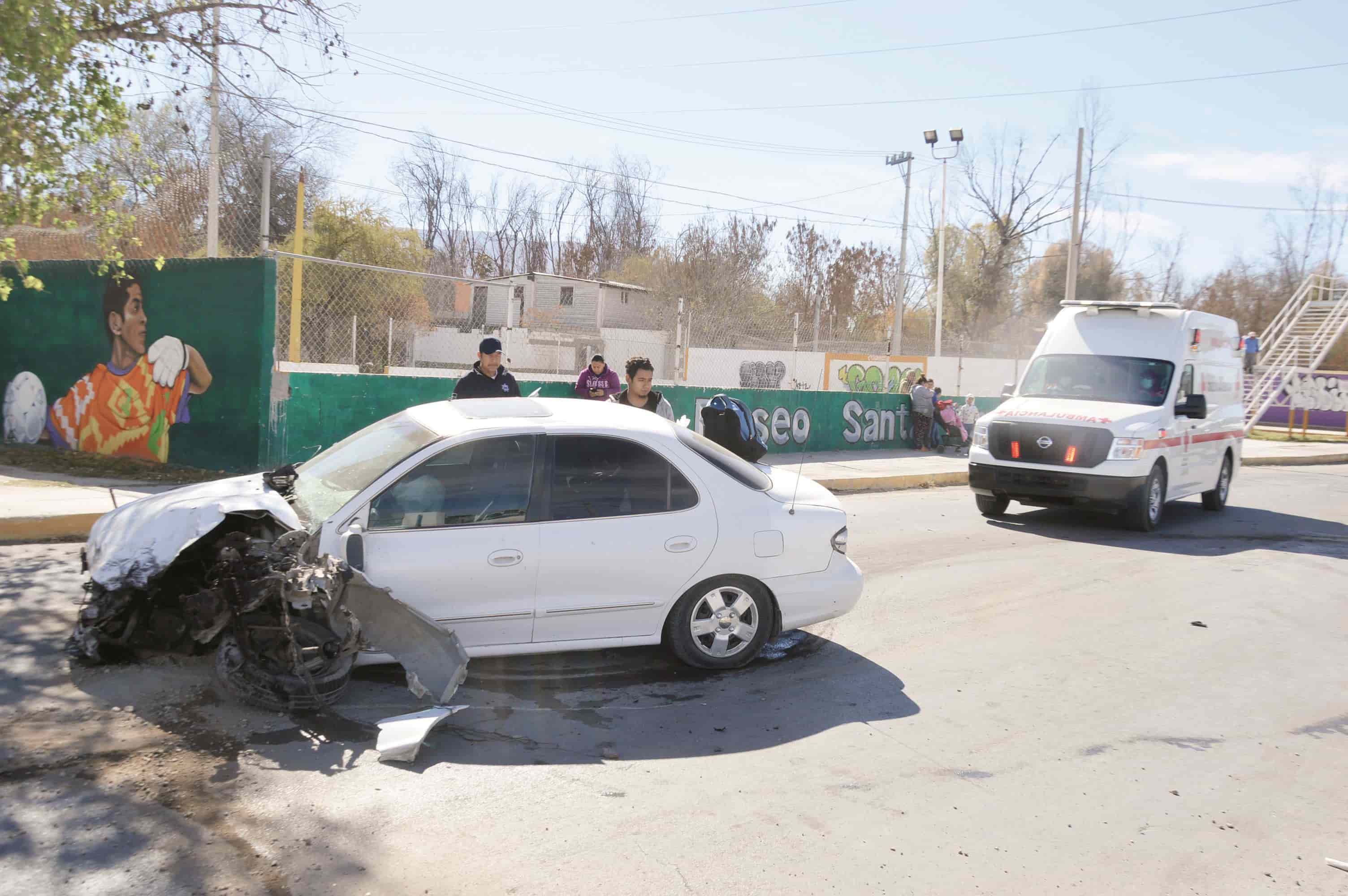 Derrapa y choca contra camioneta 