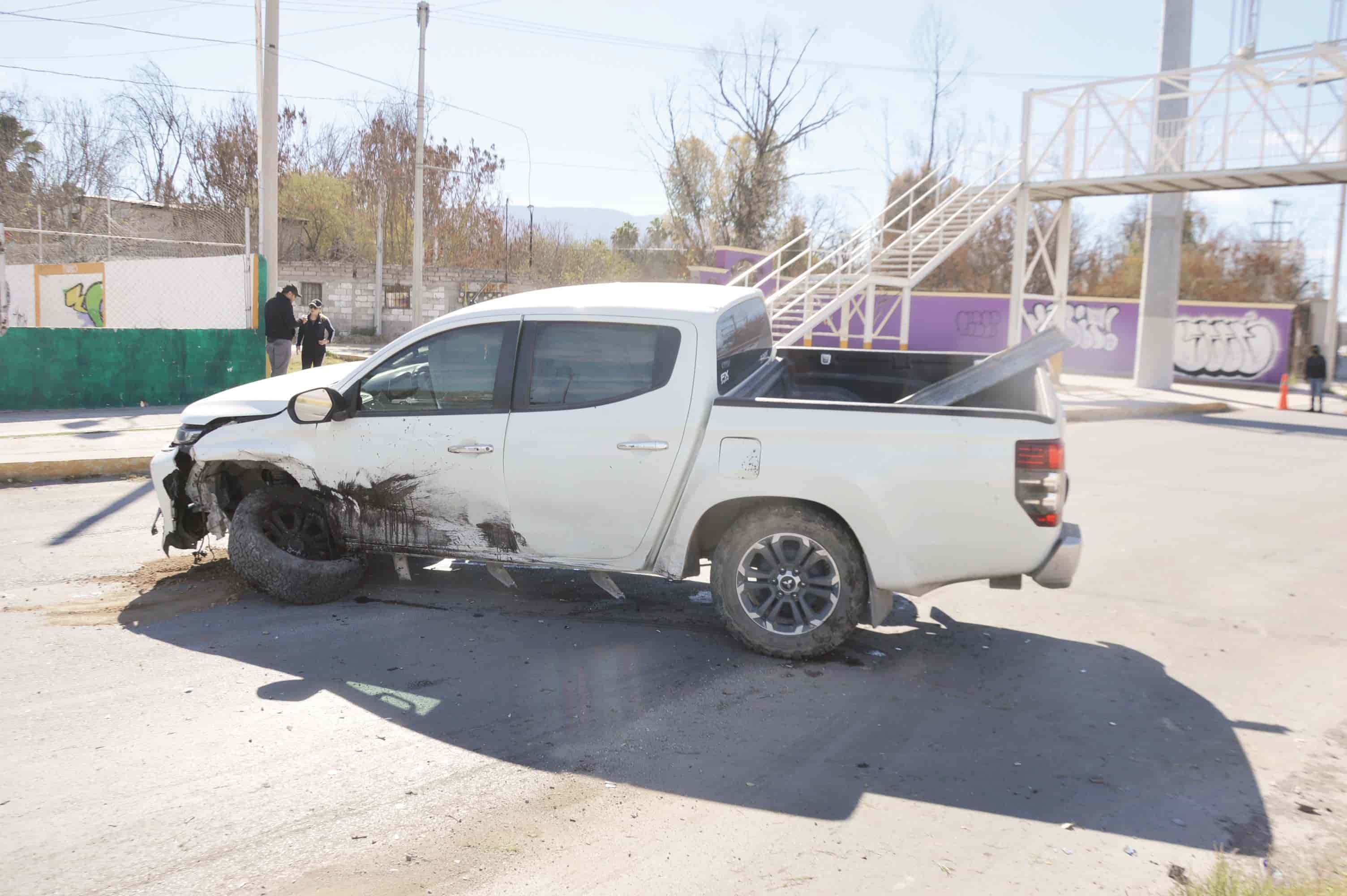 Derrapa y choca contra camioneta 