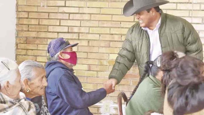 Atiende Beto a adultos mayores