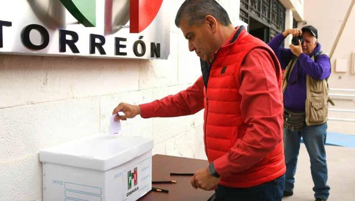 MIGUEL RIQUELME, EMITE  VOTO EN TORREÓN, PARA ELEGIR CANDIDATO A GOBERNADOR
