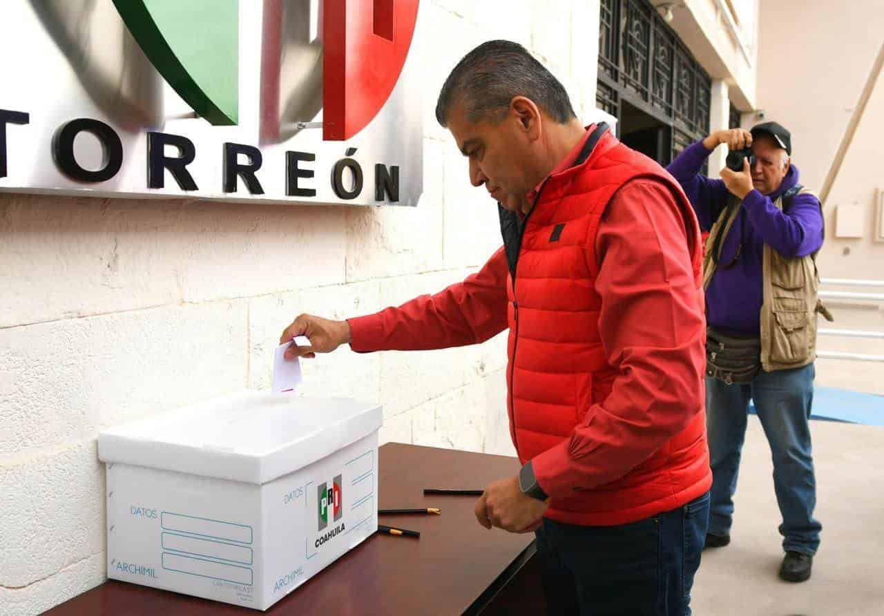 MIGUEL RIQUELME, EMITE  VOTO EN TORREÓN, PARA ELEGIR CANDIDATO A GOBERNADOR