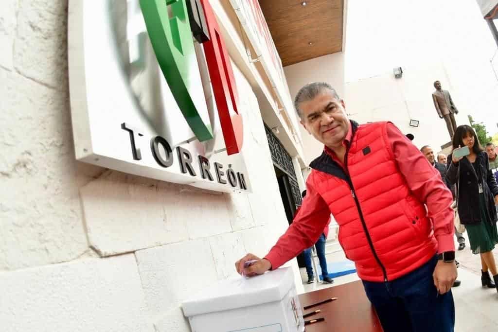 MIGUEL RIQUELME, EMITE  VOTO EN TORREÓN, PARA ELEGIR CANDIDATO A GOBERNADOR