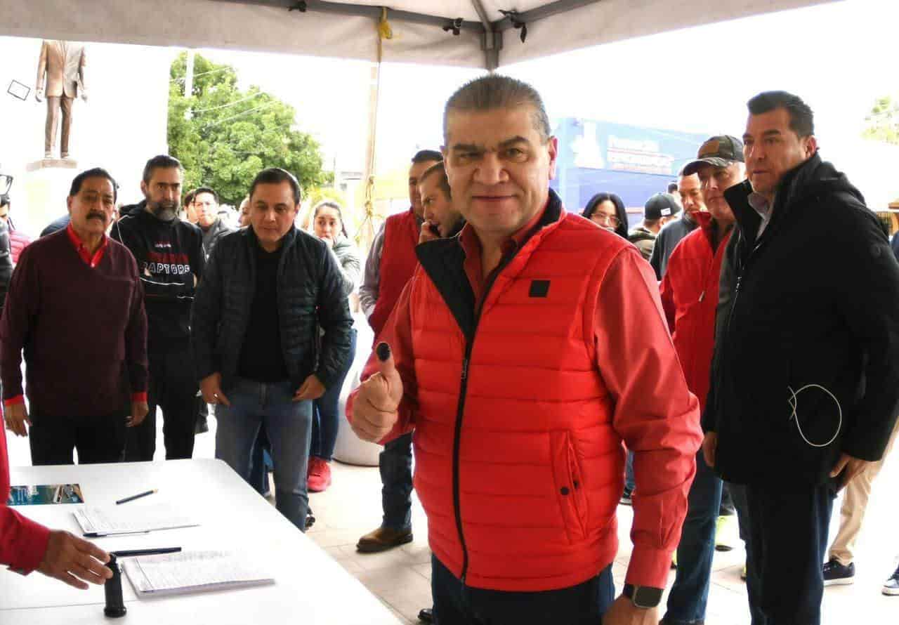MIGUEL RIQUELME, EMITE  VOTO EN TORREÓN, PARA ELEGIR CANDIDATO A GOBERNADOR