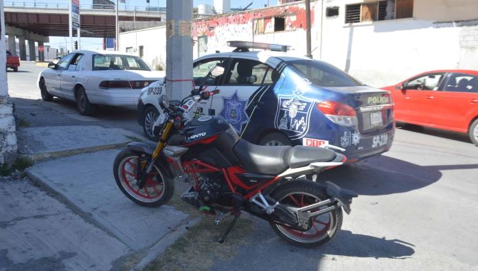 Estrella moto en poste de CFE