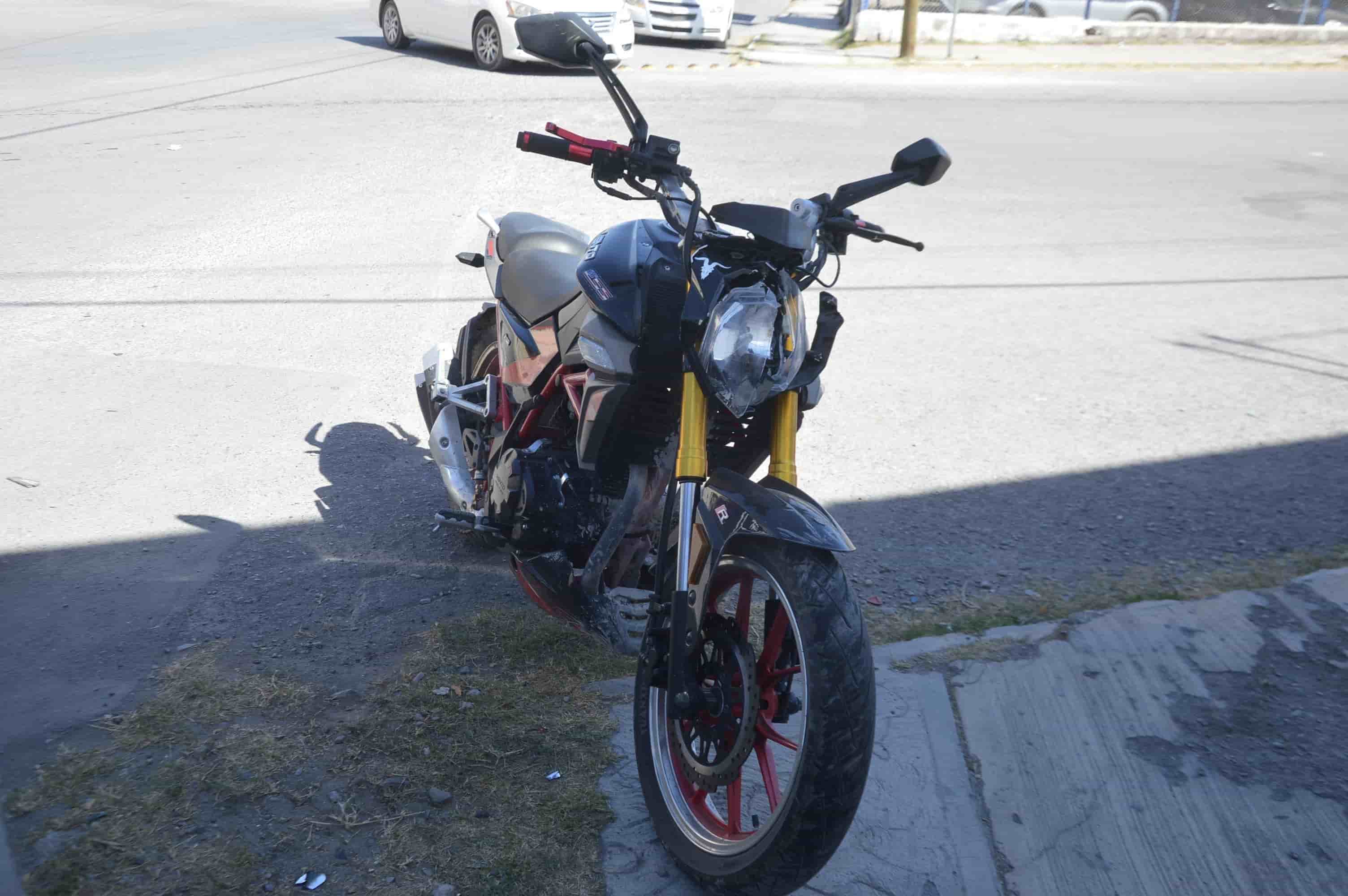 Estrella moto en poste de CFE