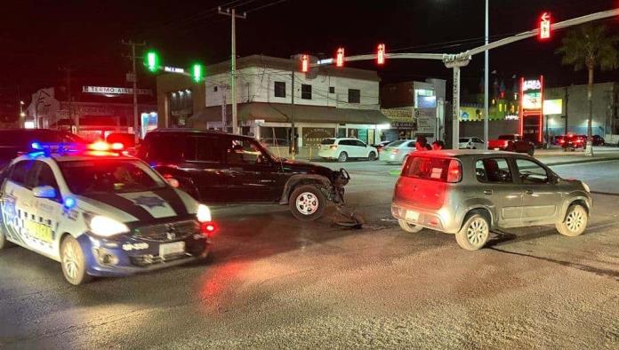 Invade carril y se estrella en auto 