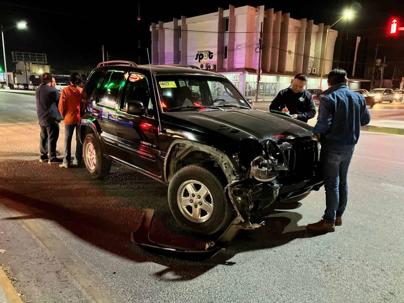 Invade carril y se estrella en auto 