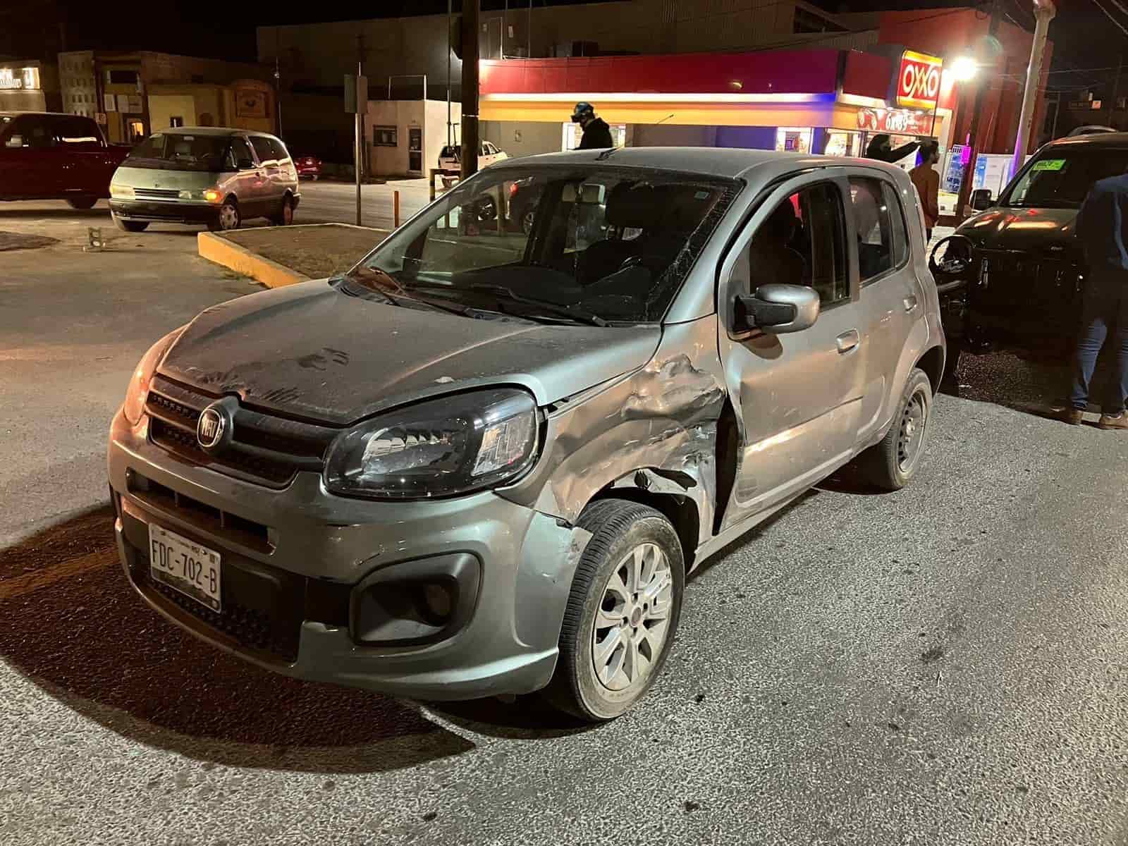 Invade carril y se estrella en auto 
