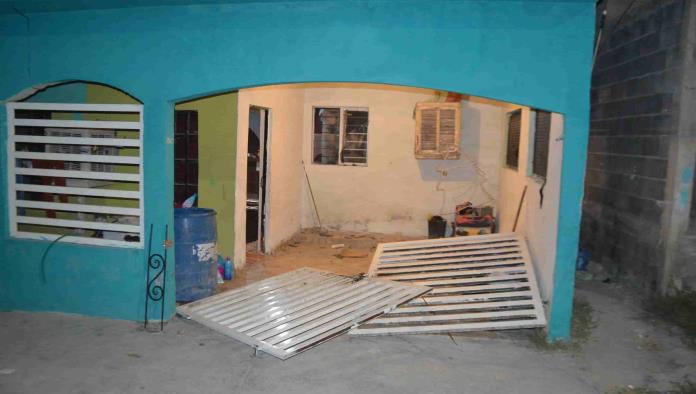 Arranca portón a casa de su ex
