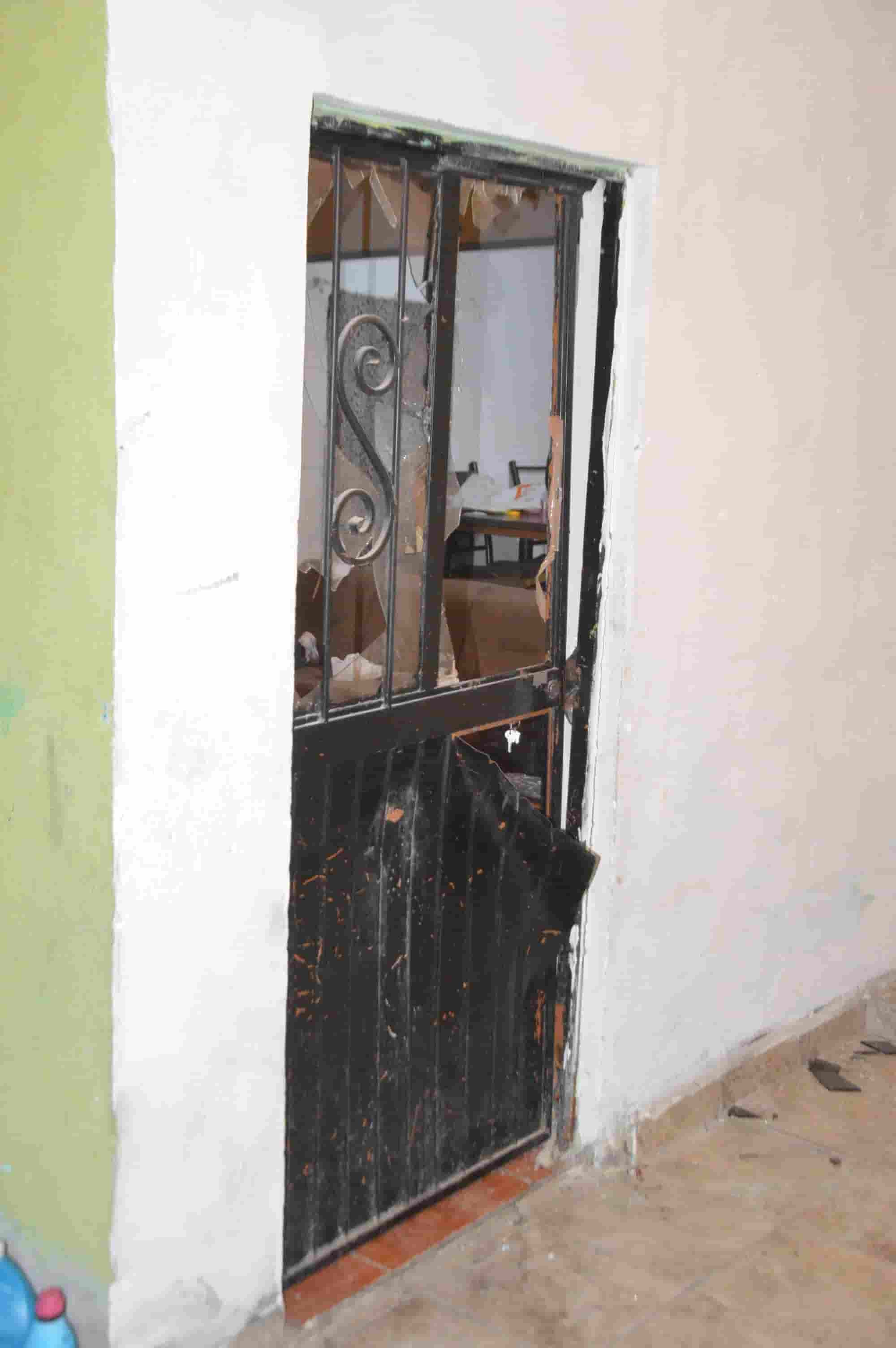 Arranca portón a casa de su ex