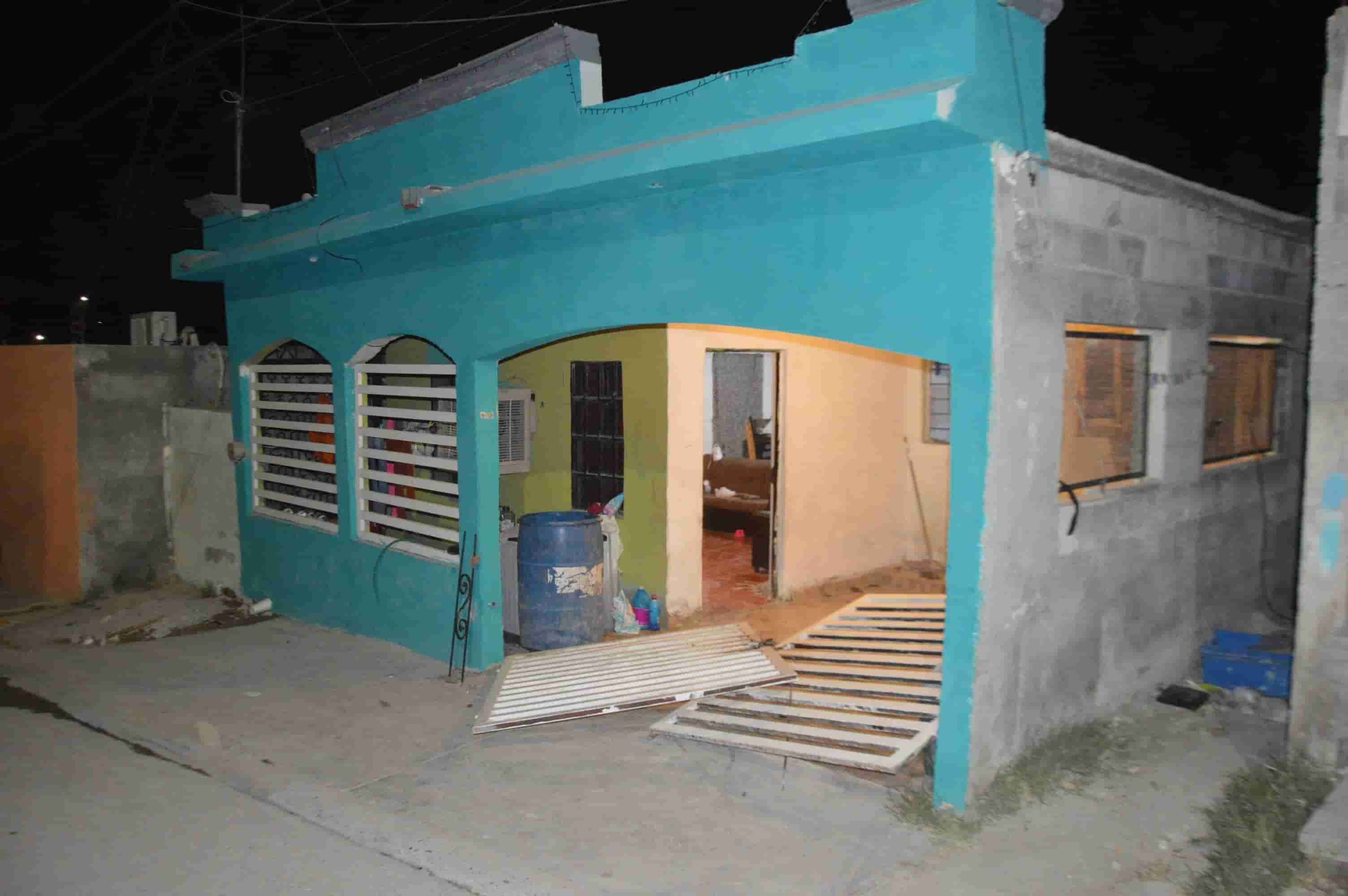 Arranca portón a casa de su ex
