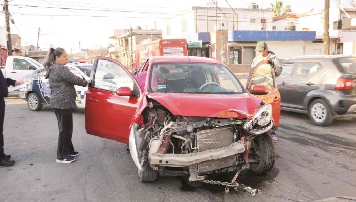 La choca auto y rebota en vivienda 
