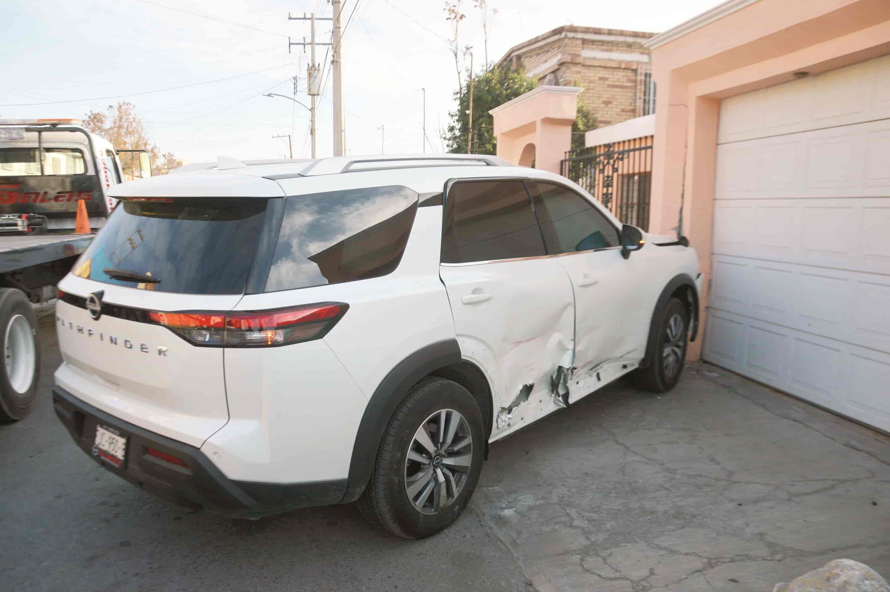 La choca auto y rebota en vivienda 