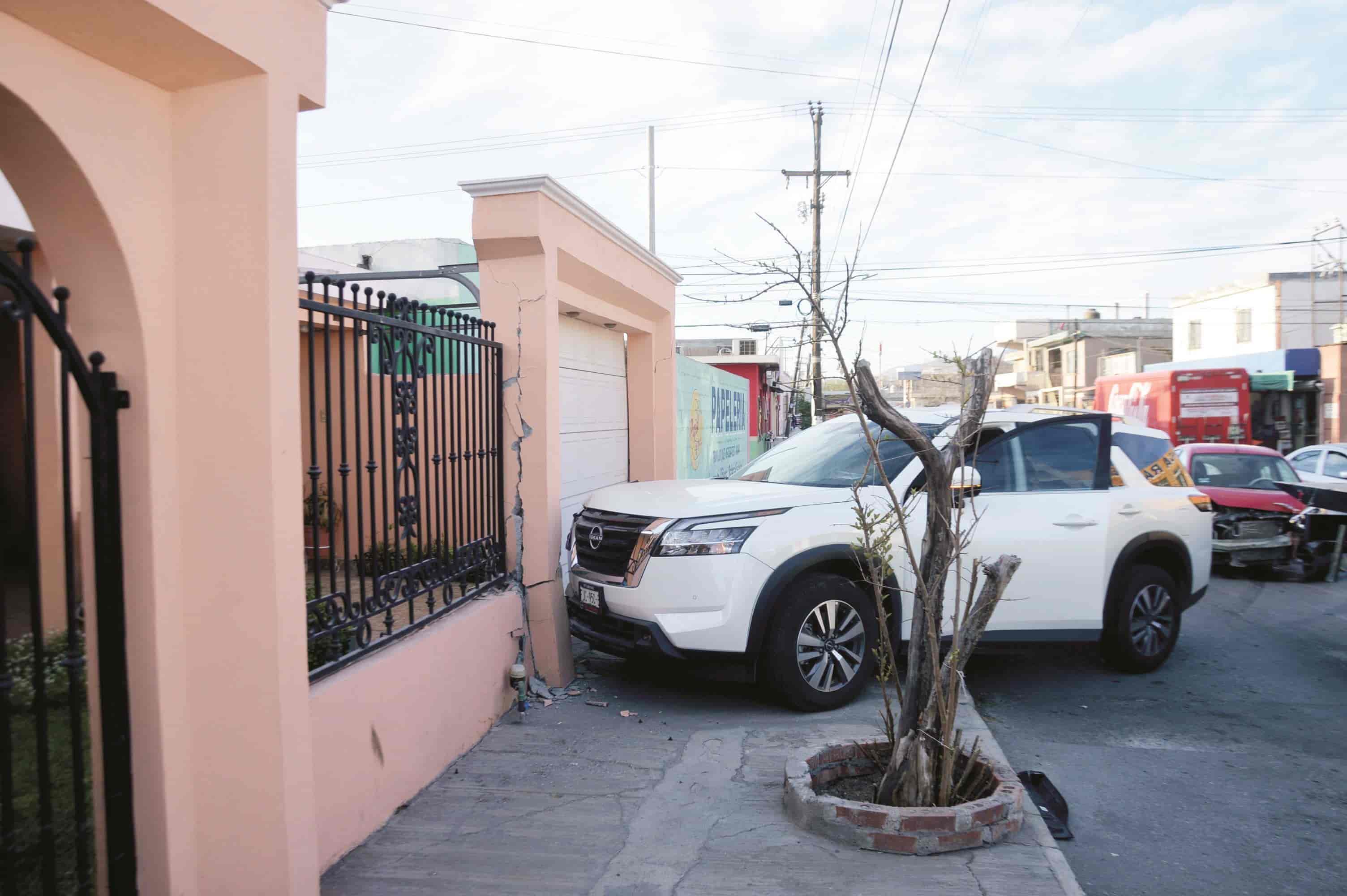 La choca auto y rebota en vivienda 