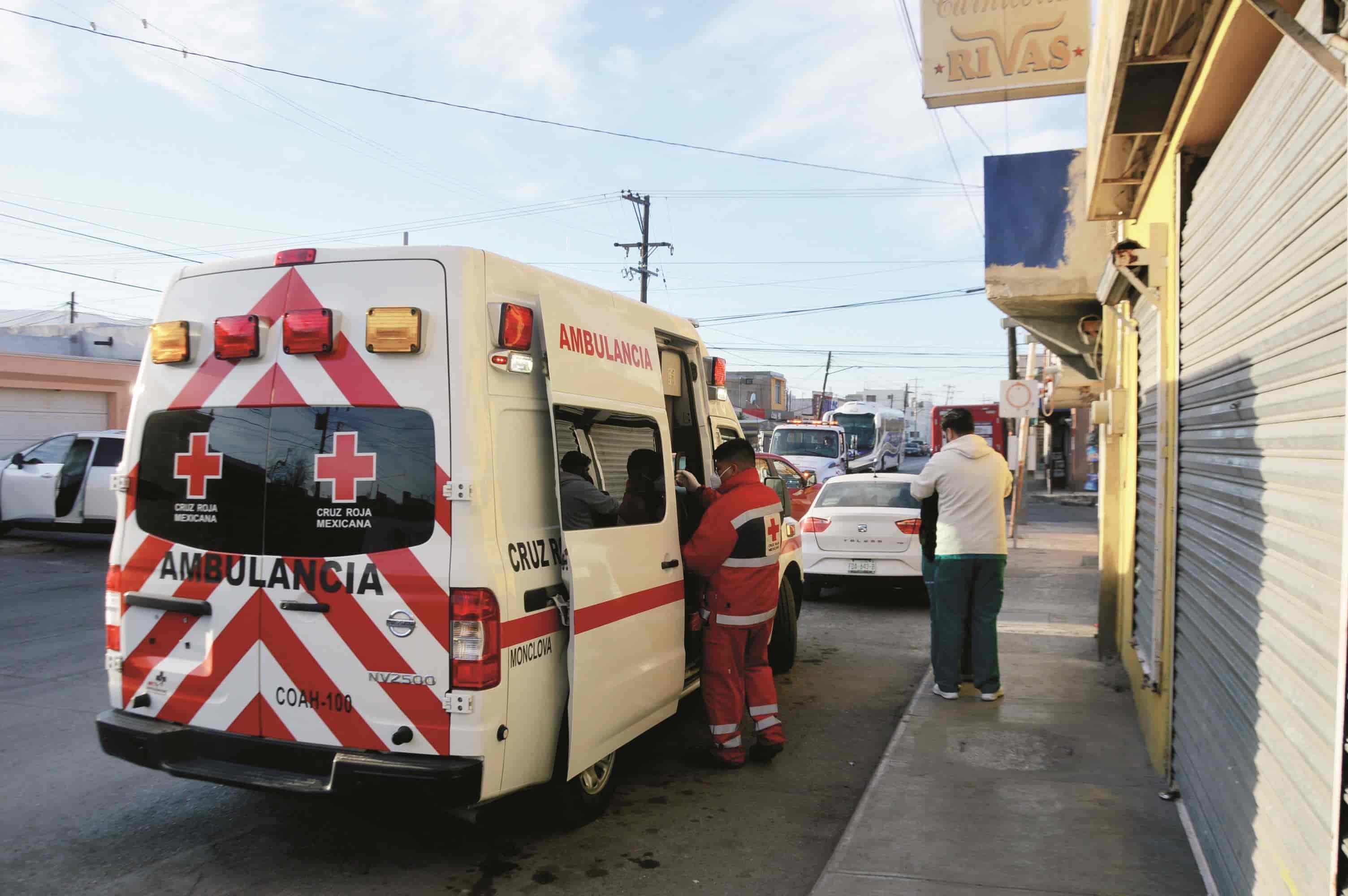 La choca auto y rebota en vivienda 