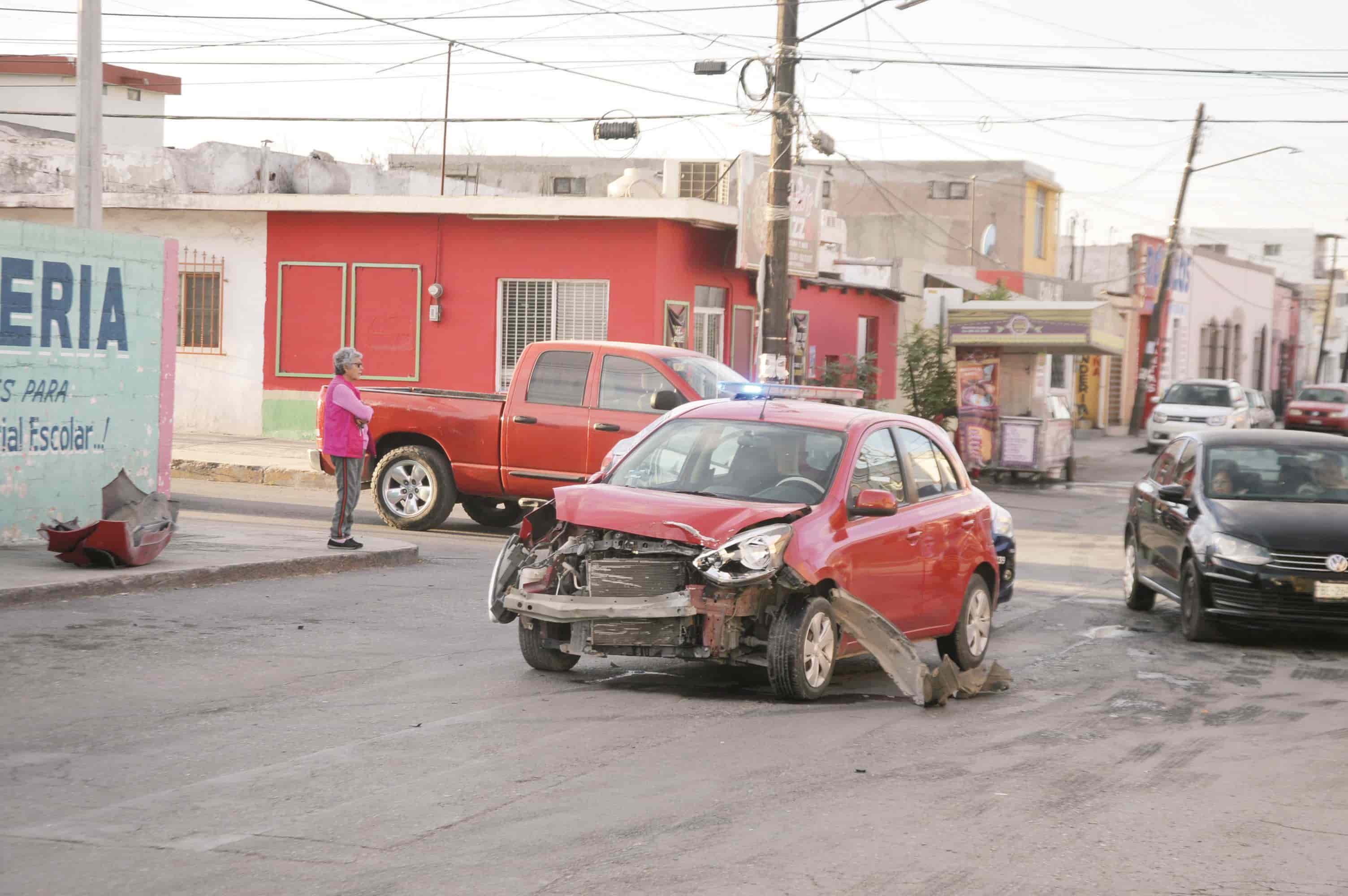 La choca auto y rebota en vivienda 