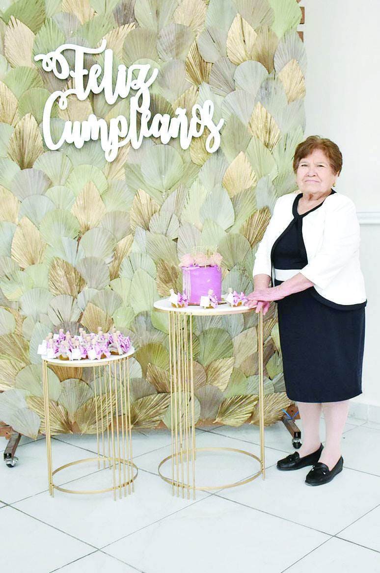 Abrazos y regalos para María de Jesús