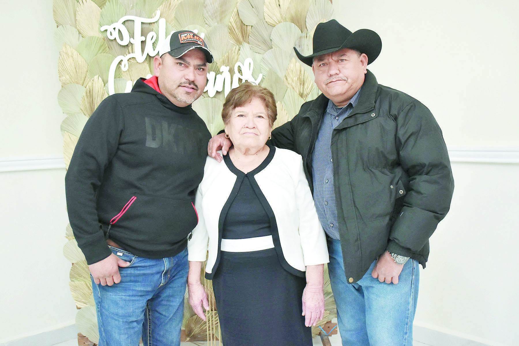 Abrazos y regalos para María de Jesús