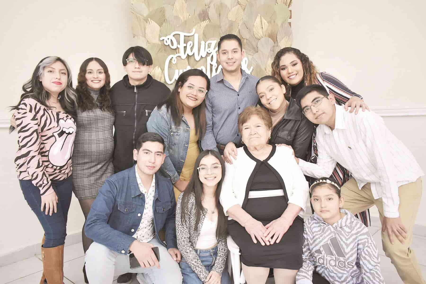 Abrazos y regalos para María de Jesús