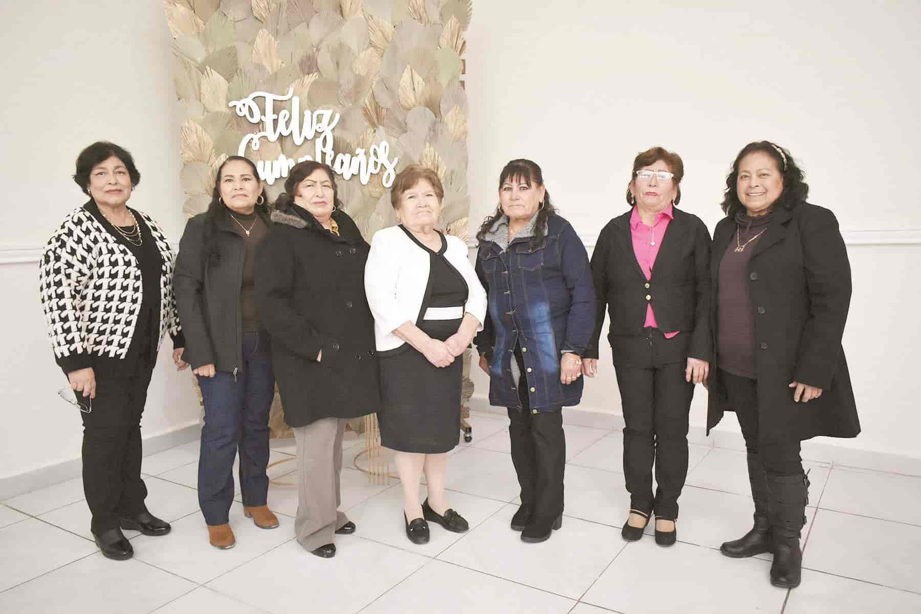 Abrazos y regalos para María de Jesús