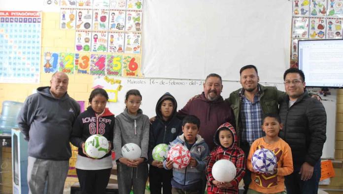 Entregan material deportivo a niños