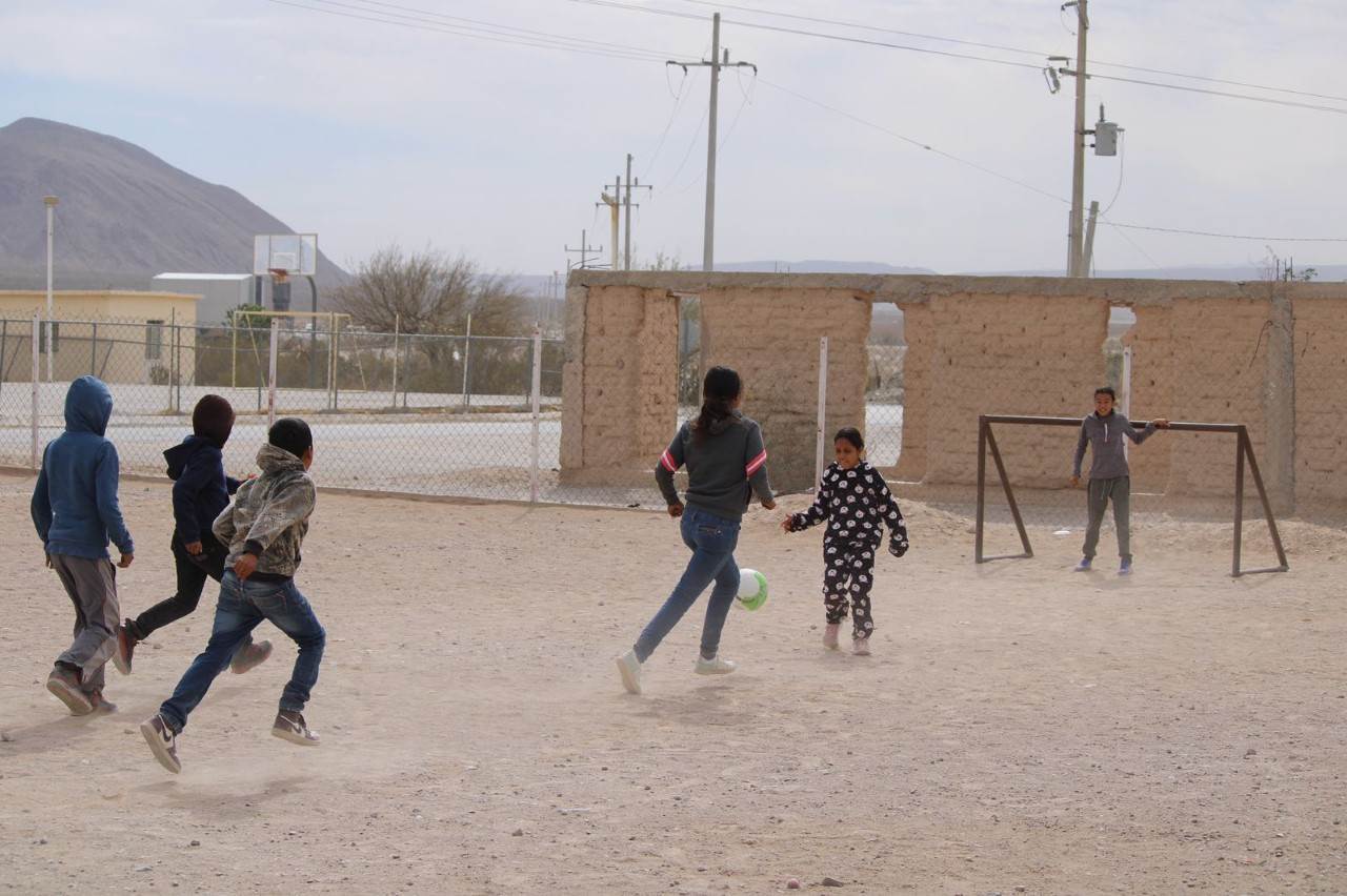 Entregan material deportivo a niños