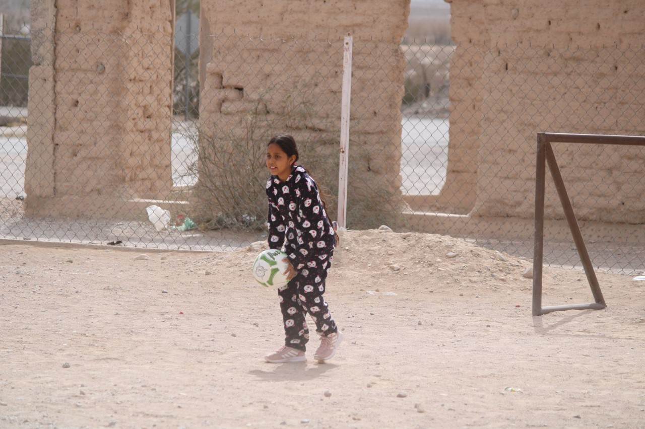 Entregan material deportivo a niños