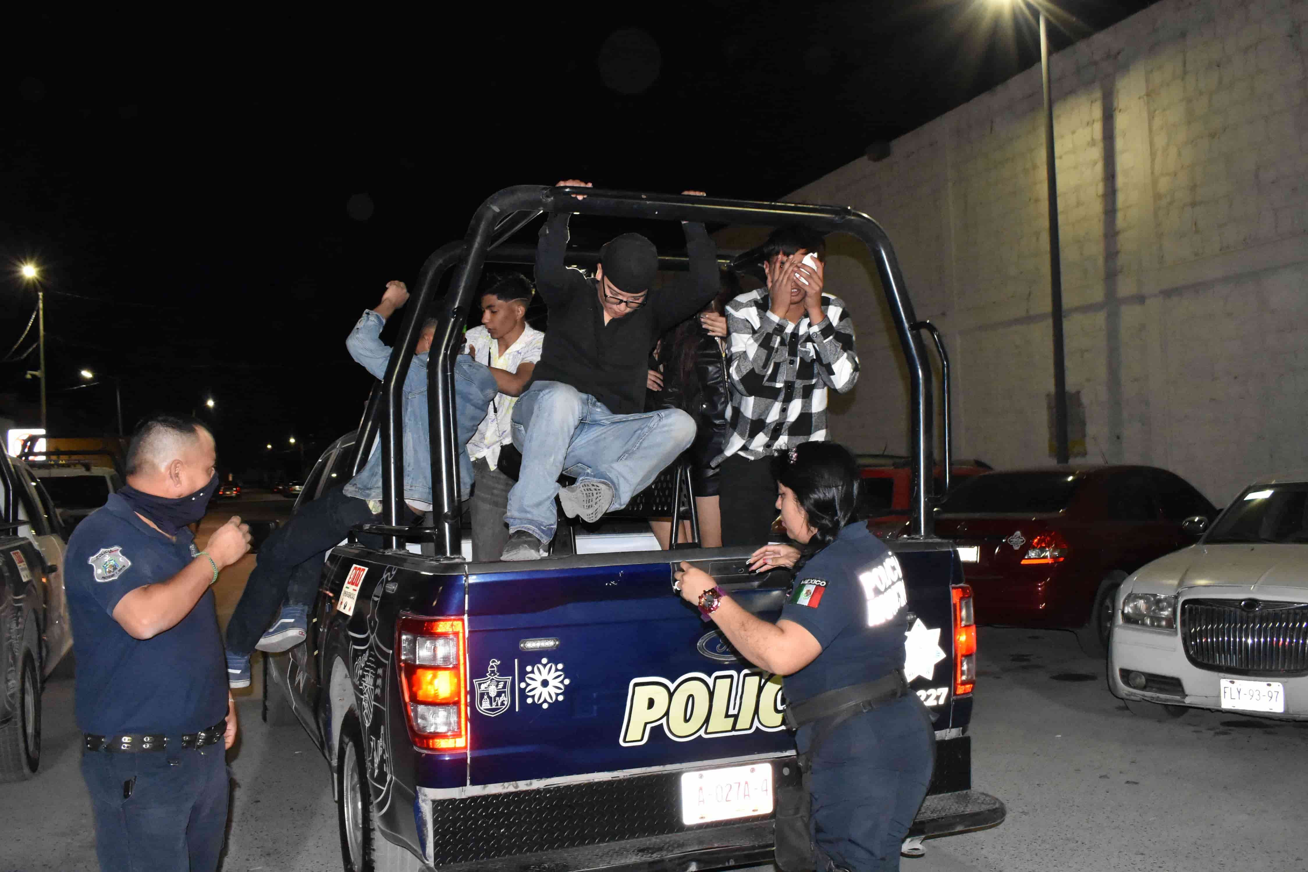 Los seis detenidos fueron reportados por los encargados de la seguridad del bar.