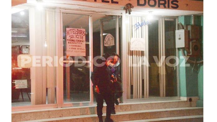 Frustran suicidio dentro de hotel