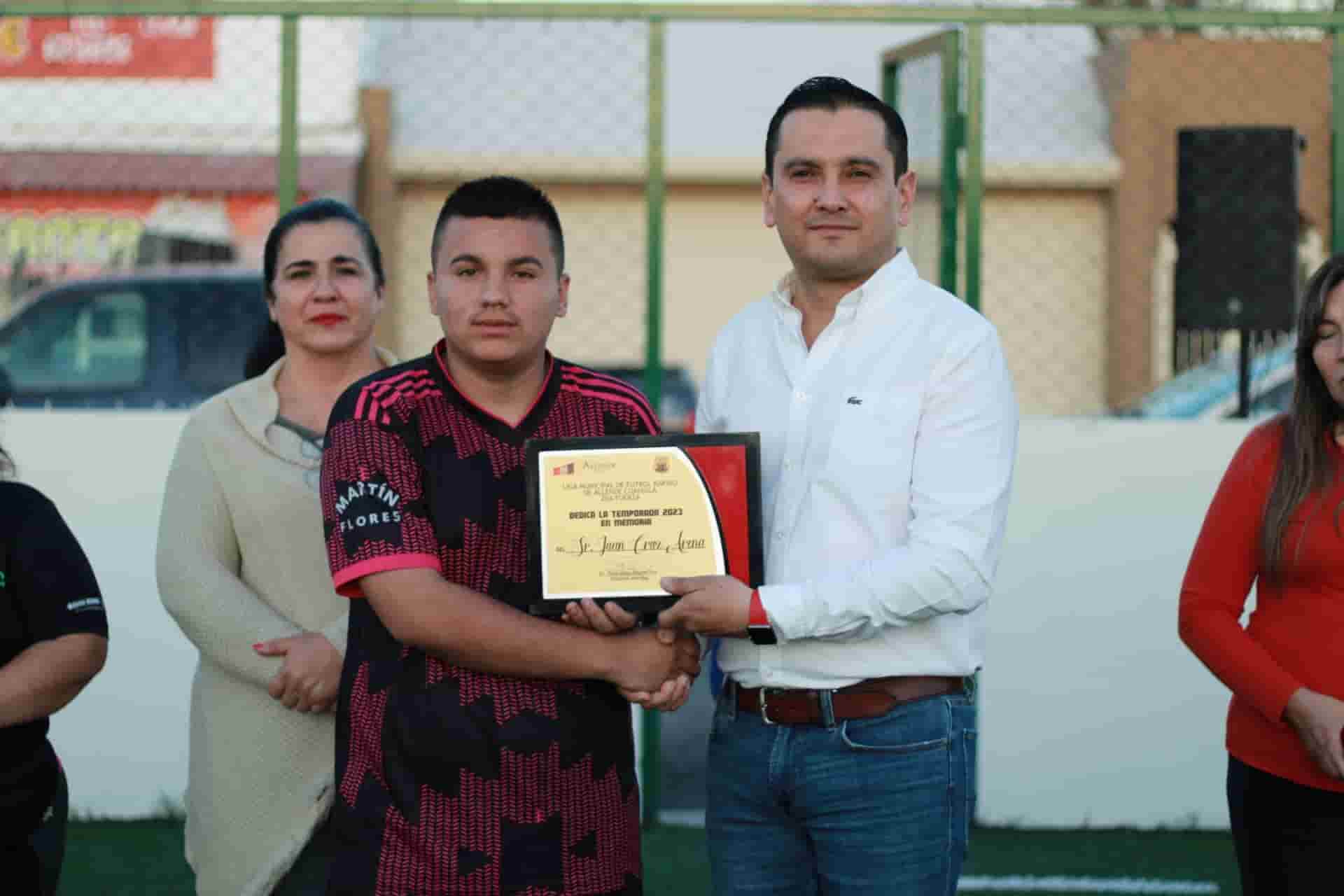 Entrega Pepe Díaz cancha de futbol 